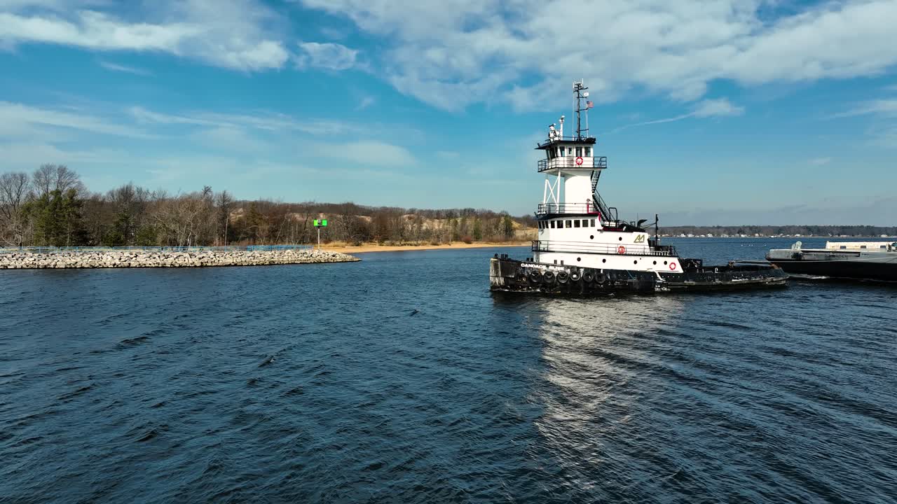 un remolcador entrando en el canal de muskegon a principios del invierno