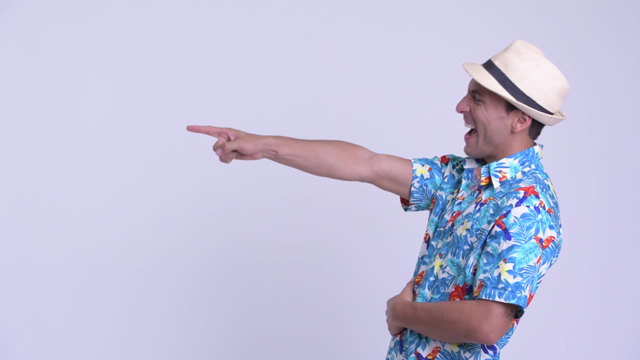 joven y guapo turista hispano listo para las vacaciones