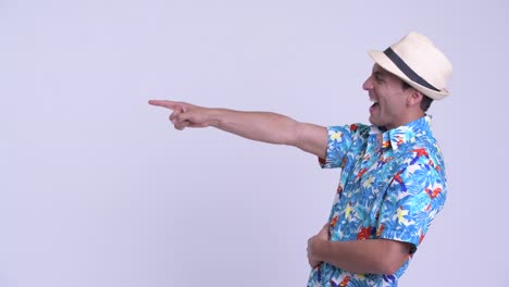 joven y guapo turista hispano listo para las vacaciones