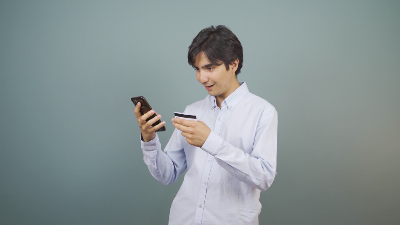 전화에 쇼핑하는 남자.