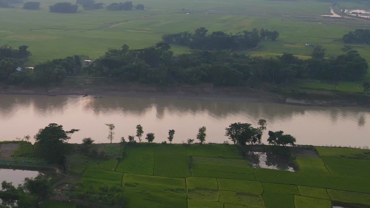 río natural formado en bangladesh. área rural