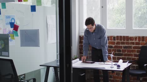 Man-using-digital-tablet-at-office