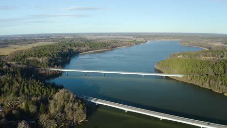 Zwei-Autobahnbrücken-über-Den-Fluss