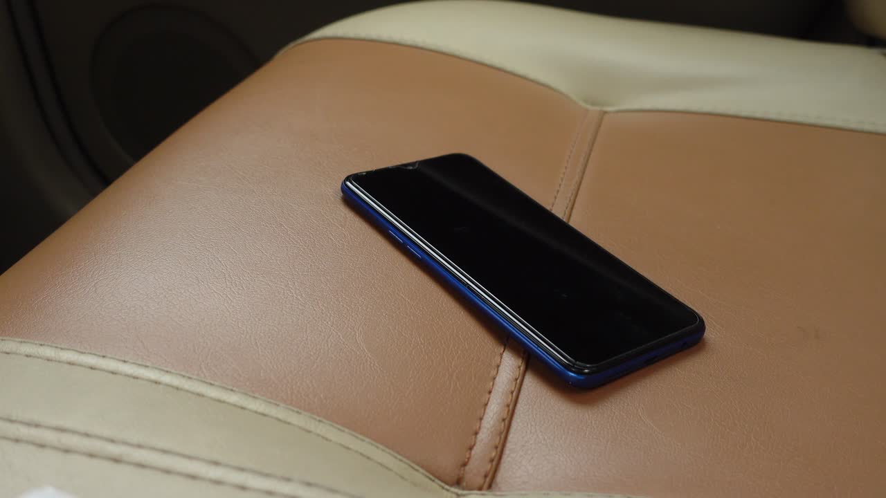 자동차 좌석에 스마트폰을 잊고, 스마트폰을 잃어버렸어요.