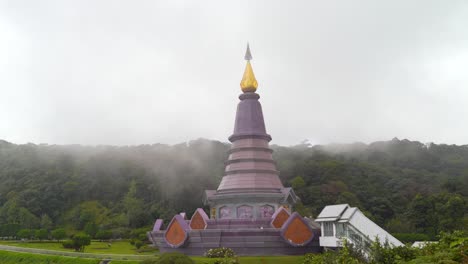 vista cambiante de la pagoda en el parque nacional doi inthanon con niebla