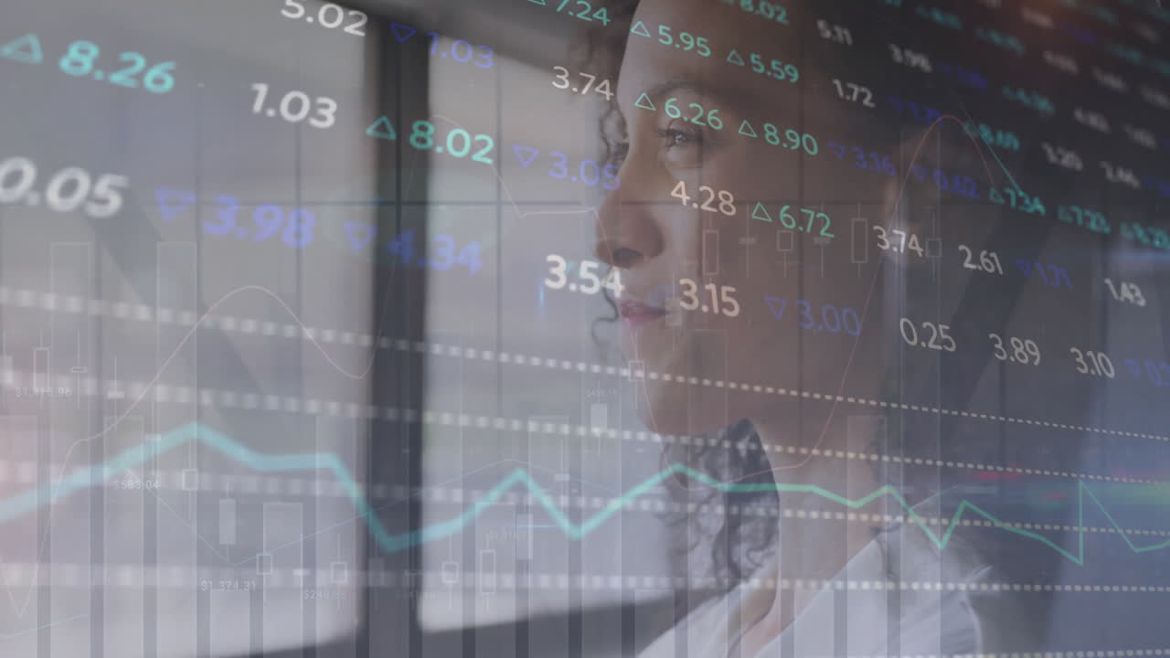 Animazione di elaborazione dati finanziari su una donna d'affari birazziale in ufficio