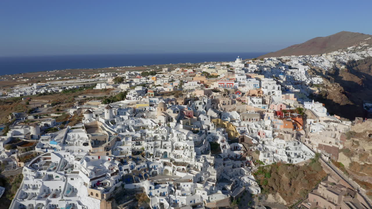 aéreo: tiro de grúa en oia de santorini, grecia durante la puesta de sol