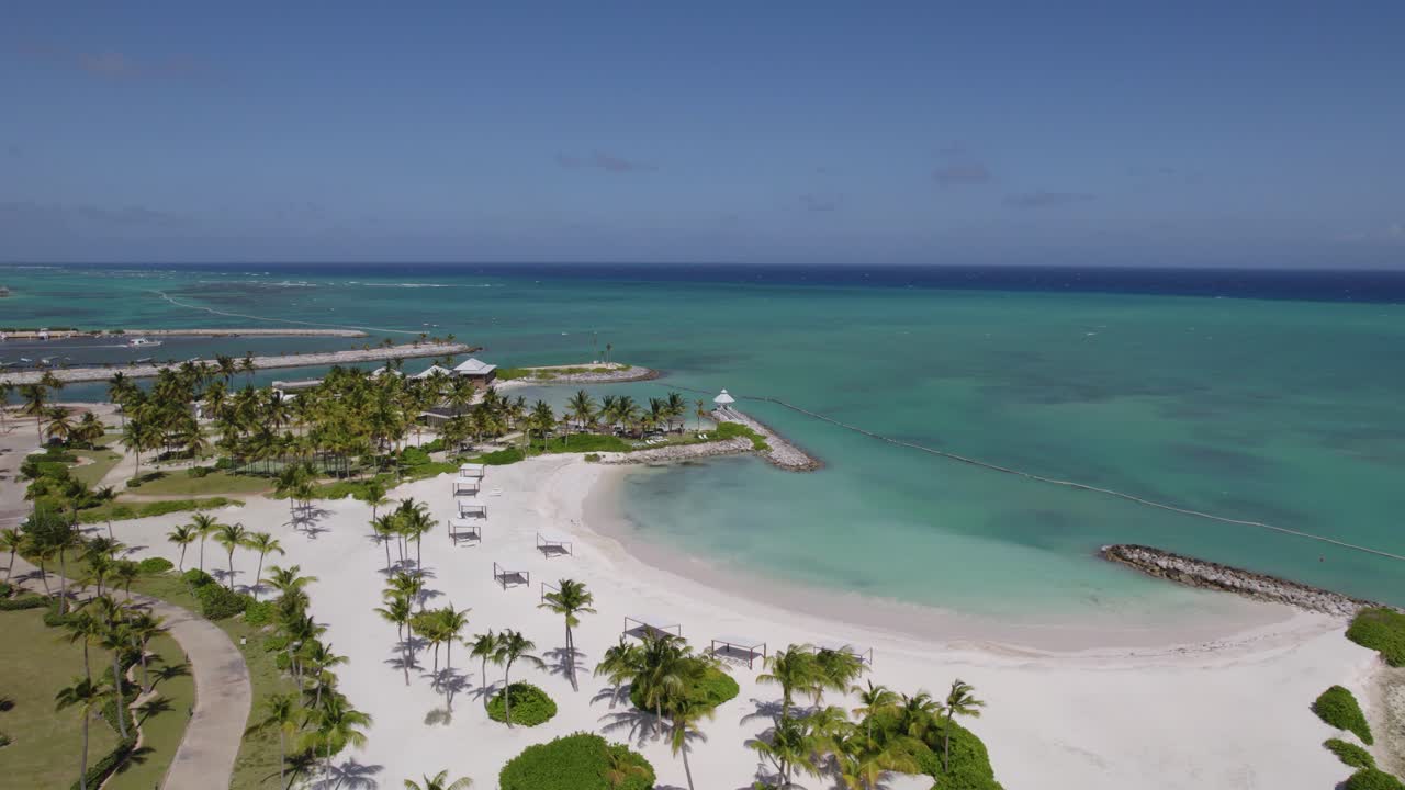 Luftaufnahme um einen leeren Paradiesstrand in Punta Cana, Dominikanische Republik – kreisender Drohnenflug
