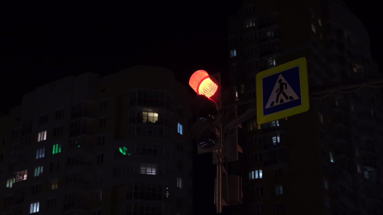 보행자 교차로의 야간 신호등