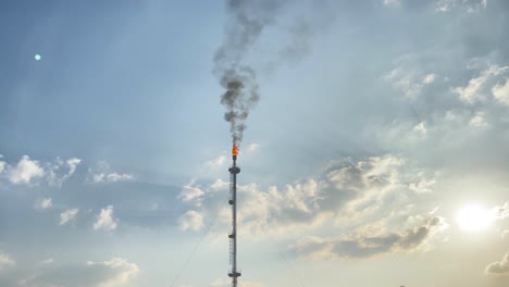 Tiro-Estático-De-Establecimiento-De-Bengalas-De-Gas-Ardiendo-En-Un-Día-Soleado,-Liberando-Co2