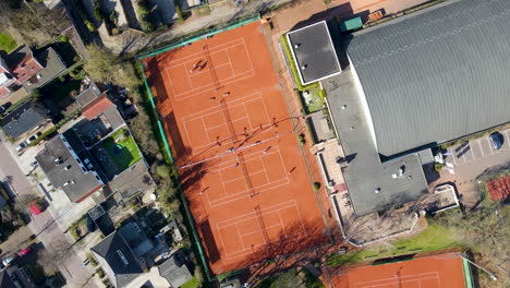 antena de arriba hacia abajo de una cancha de tenis concurrida - drone levantando y girando