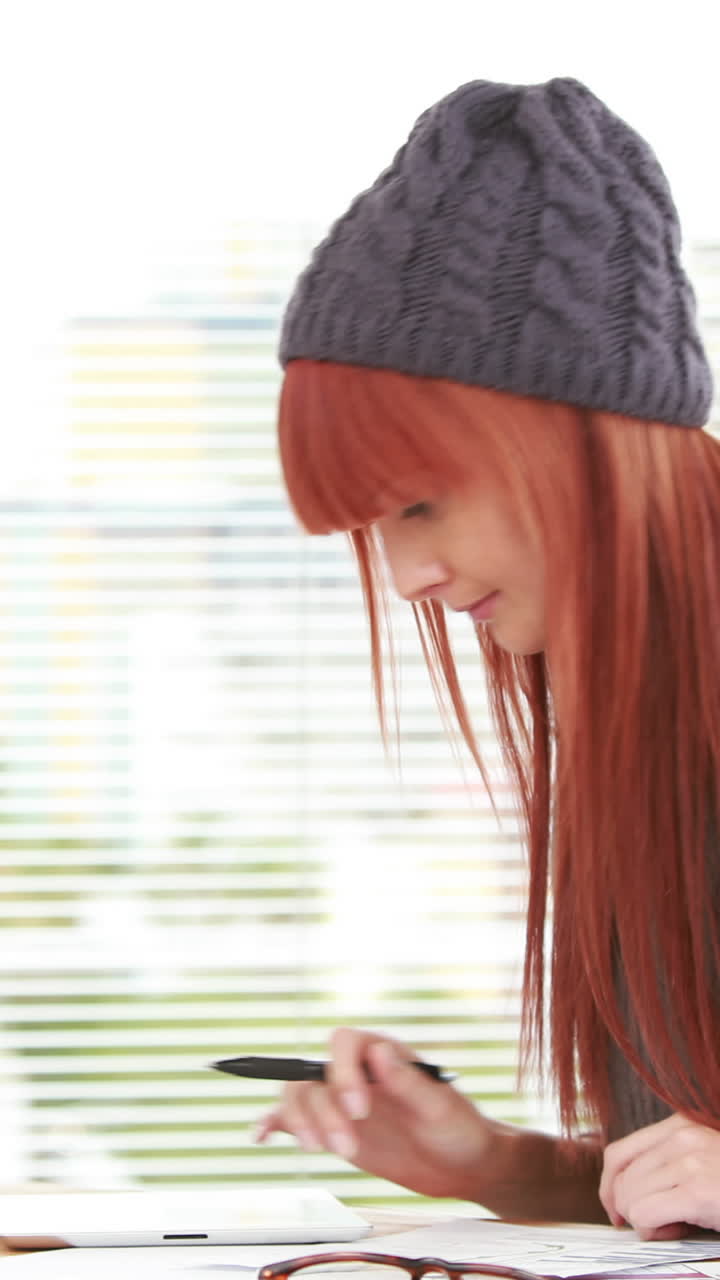 태블릿을 사용하는 빨간 머리 스터