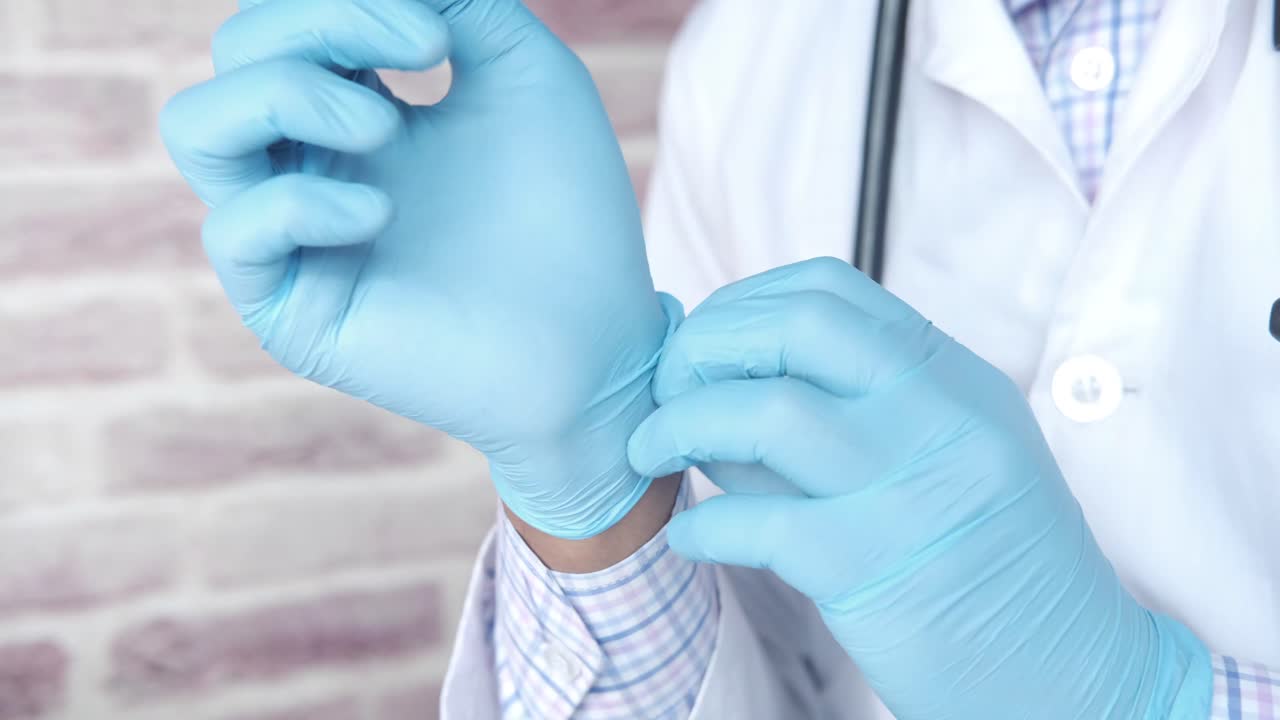 el doctor se pone los guantes.