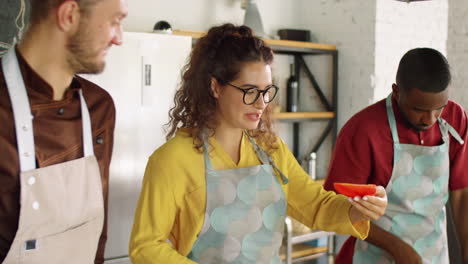 joven limpiando pimienta con la ayuda del chef en la clase de cocina