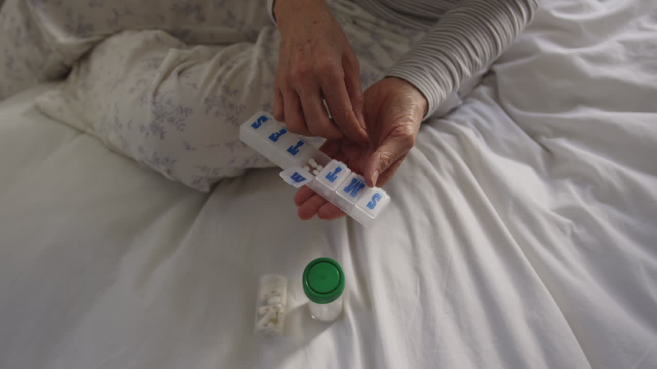 Donna anziana da sola a casa