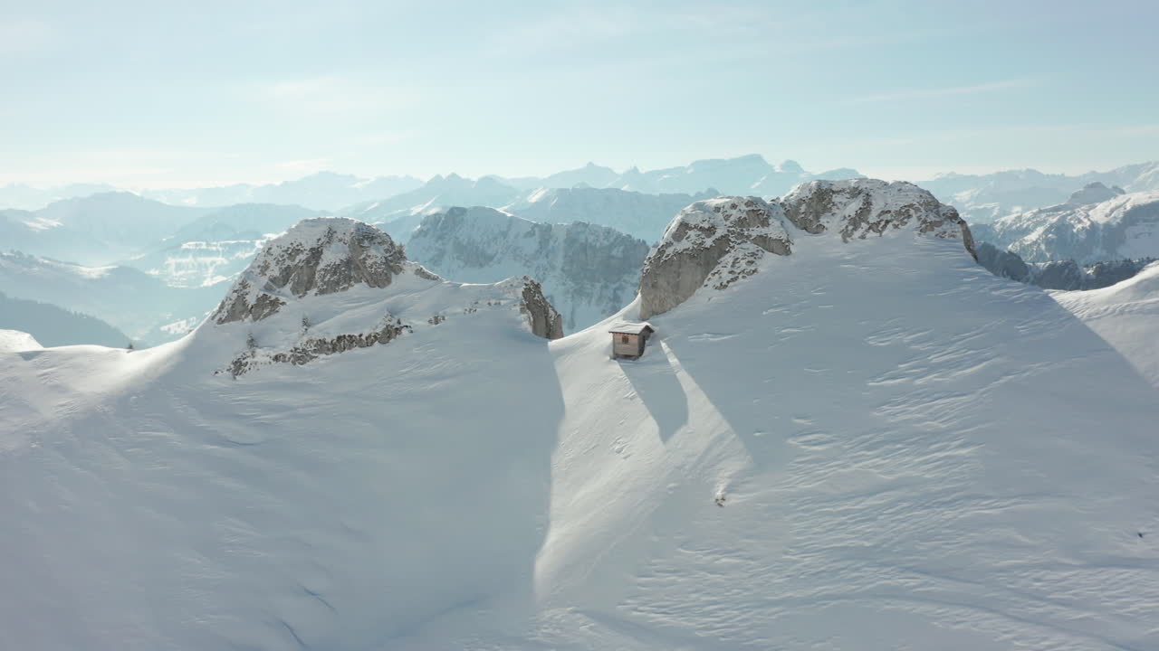 Volando su una scogliera coperta di neve e rivelando una bellissima valle