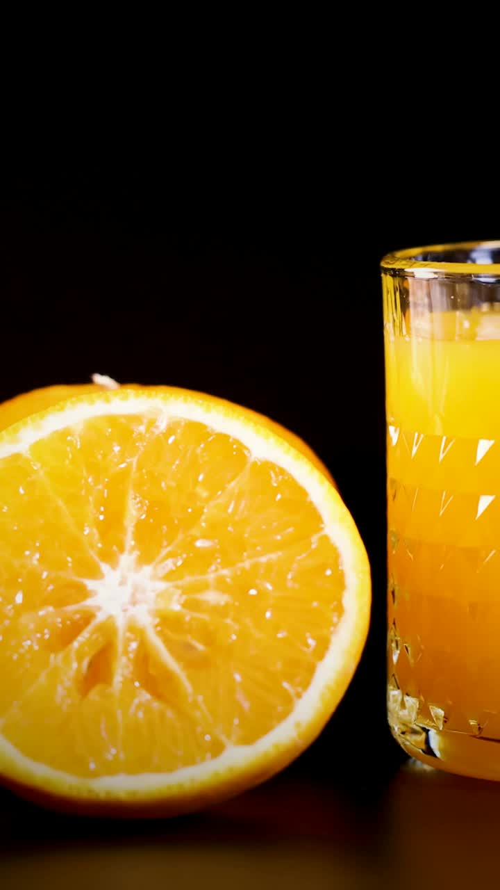 Il succo d'arancia viene versato in un bicchiere