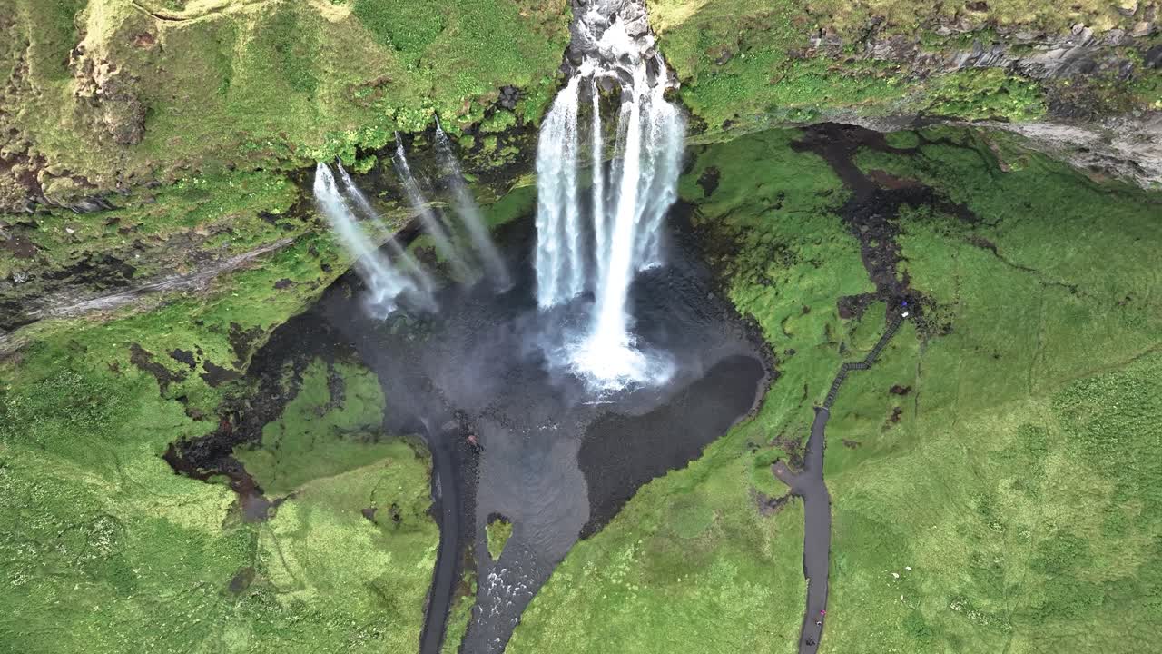 el retroceso reveló la cascada de seljalandsfoss en acantilados escarpados en el sur de islandia