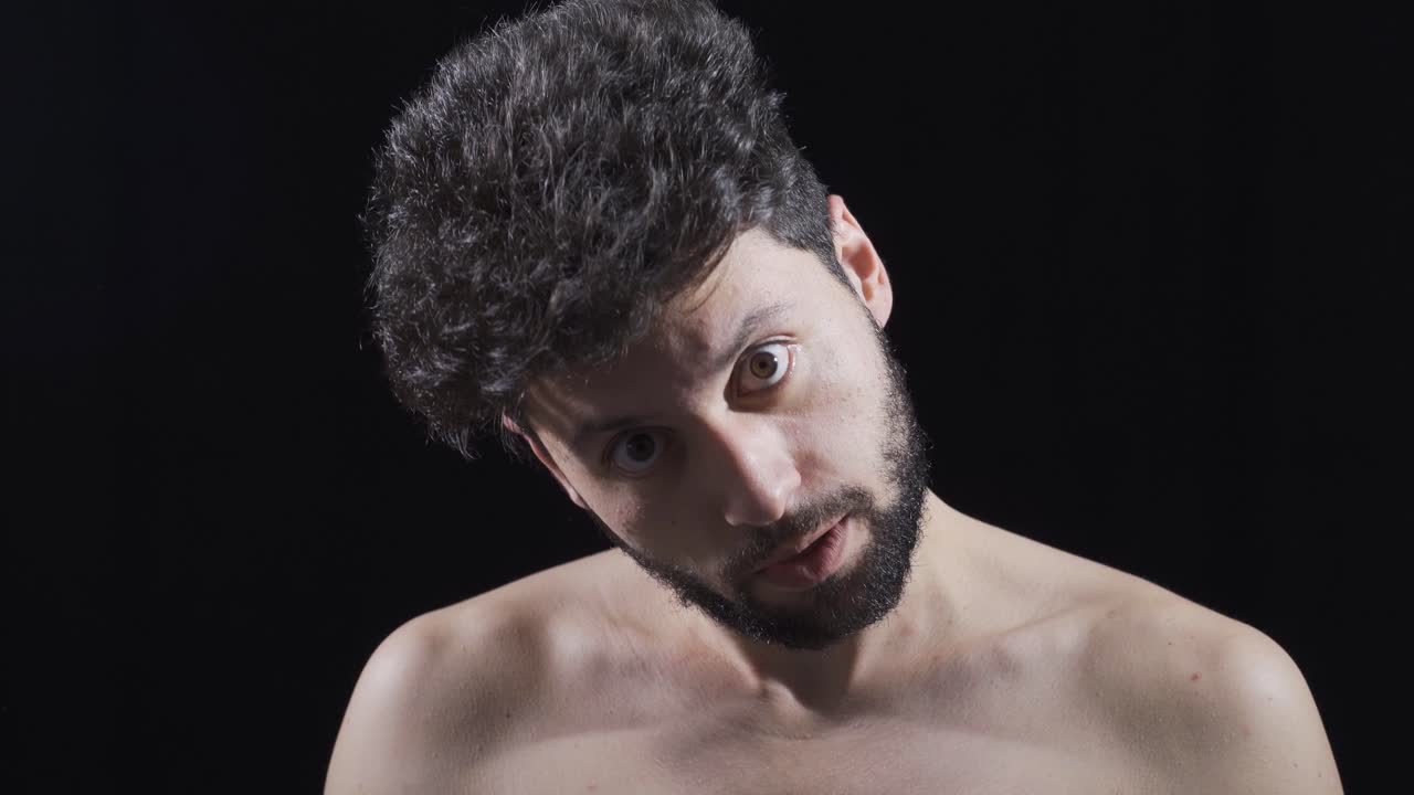 un hombre loco con trastornos mentales.