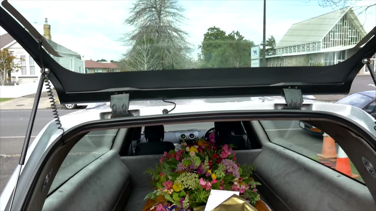 nærbillede af en begravelseskasse i en ligvogn eller kapel eller begravelse på kirkegården