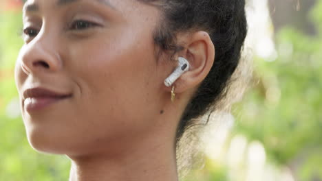 mujer con música en auriculares inalámbricos para el entrenamiento