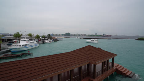 Boote-Und-Fähren-Am-Hafen-Vor-Dem-Flughafen-Velana-In-Hulhule