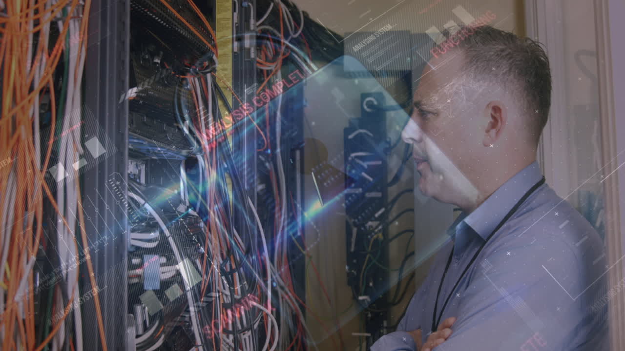 animación del procesamiento de datos sobre un trabajador caucásico en la sala de servidores