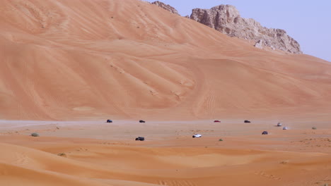 Offroad-Club-Enthusiasten-Beim-Dünen-Bashing-In-Der-Goldenen-Sandwüste-In-Der-Nähe-Von-Fossil-Rock-In-Sharjah,-Vereinigte-Arabische-Emirate---Weitschuss