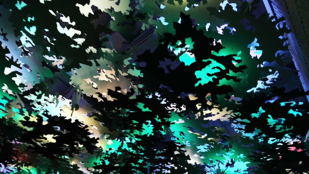 patrones coloridos abstractos que se iluminan desde atrás en el techo en el aeropuerto de atlanta, ga