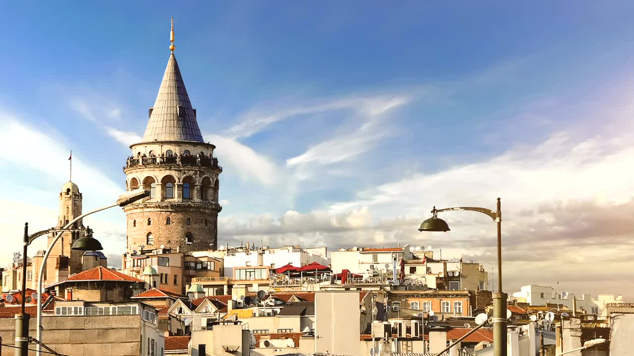 cinemagraph - arquitectura histórica del distrito de beyoglu y la torre galata, punto de referencia medieval en estambul, turquía.