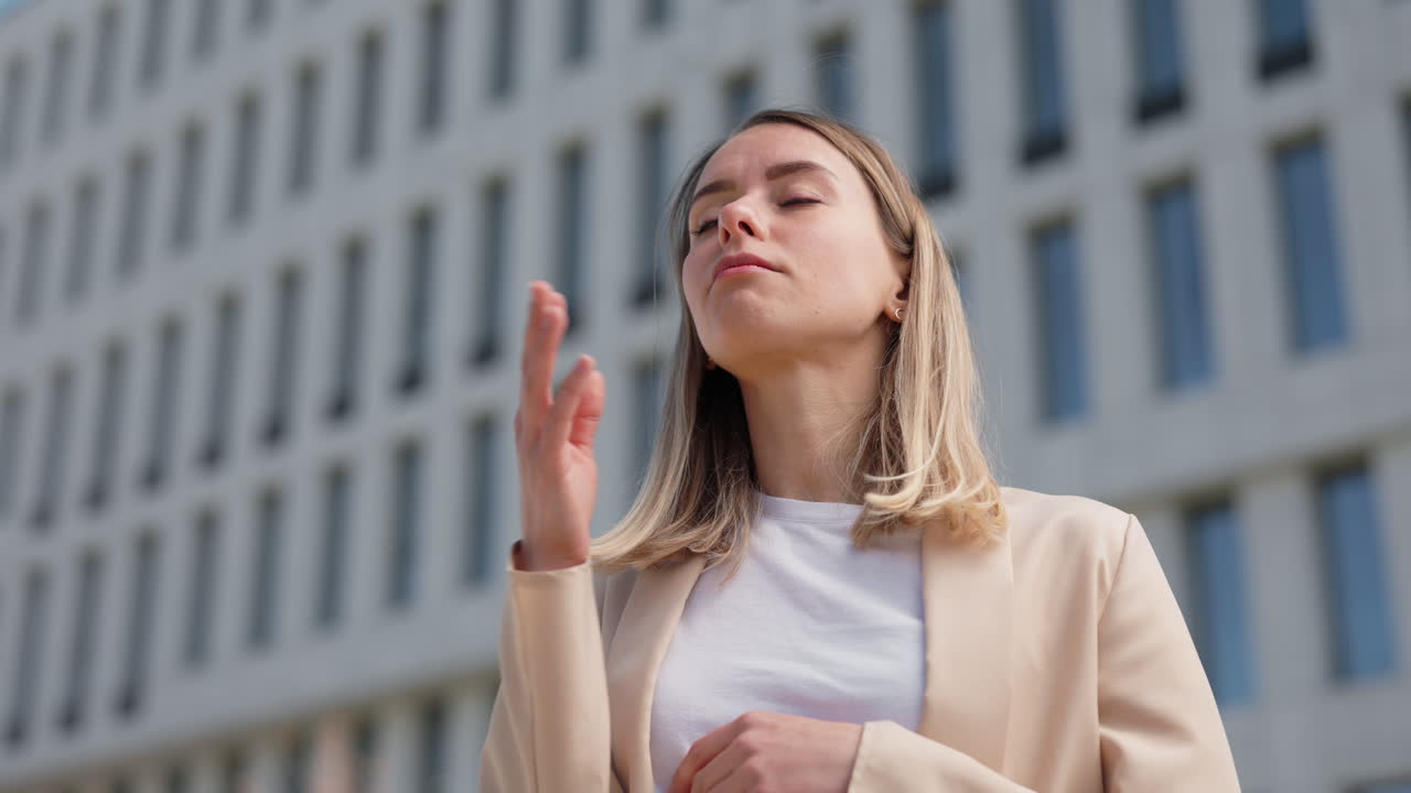 Giovane donna che tossisce e si sente poco bene all'aperto.