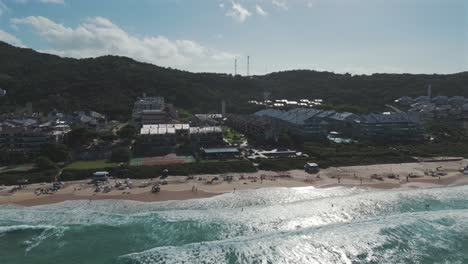 La-Vista-Aérea-Captura-La-Playa-Brava-En-Florianópolis,-Mostrando-Su-Hermosa-Costa-Y-Sus-Lujosos-Condominios.