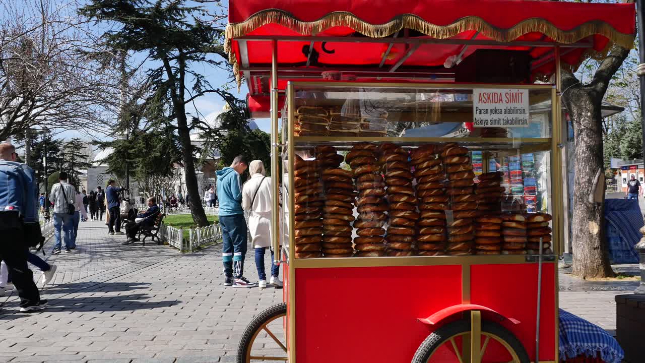 İstanbul, Türkiye'de simit satan bir sokak yemeği satıcısı