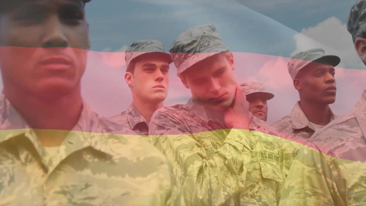 Militærenhed står i rækker og reciterer, mens hymnen starter, og et flaglignende overlay driver over brystet.