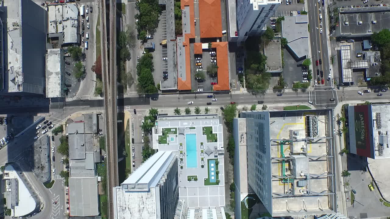 A câmera do drone panorâmico de cima para baixo mostra as ruas de Miami, os telhados e o tráfego urbano leve