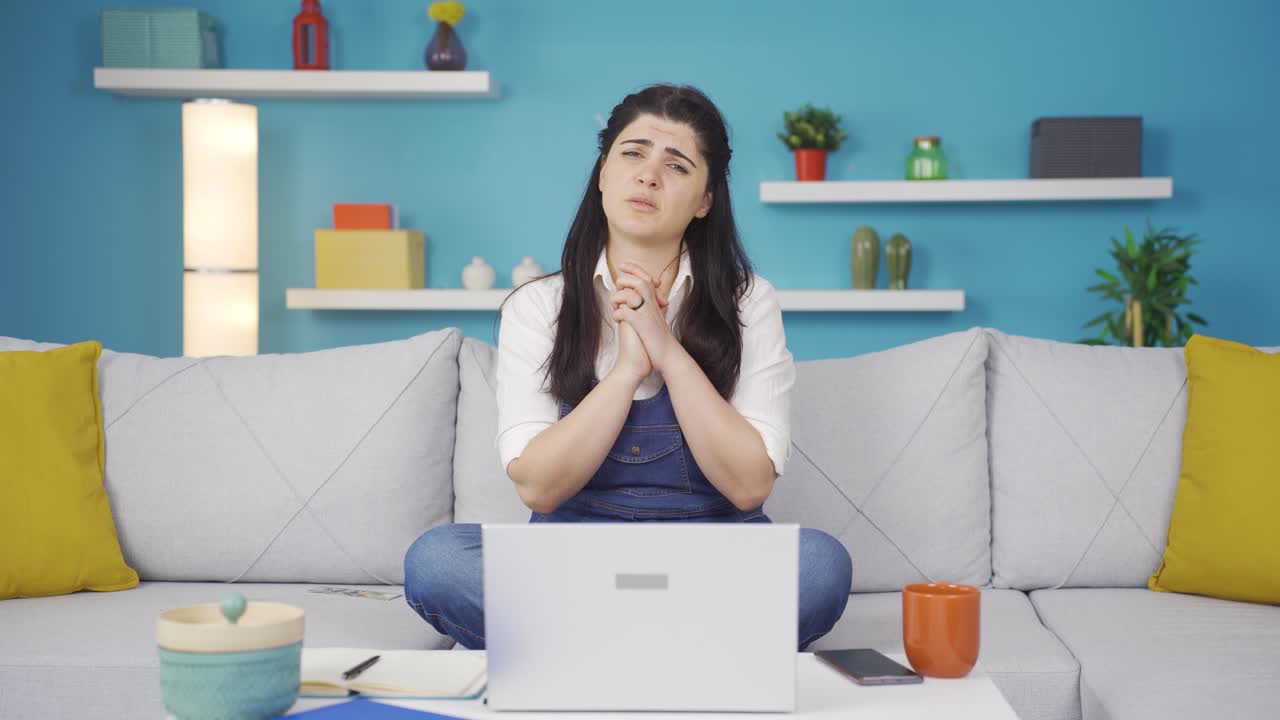 여자가 카메라를 쳐다보며 사과하고 있습니다.