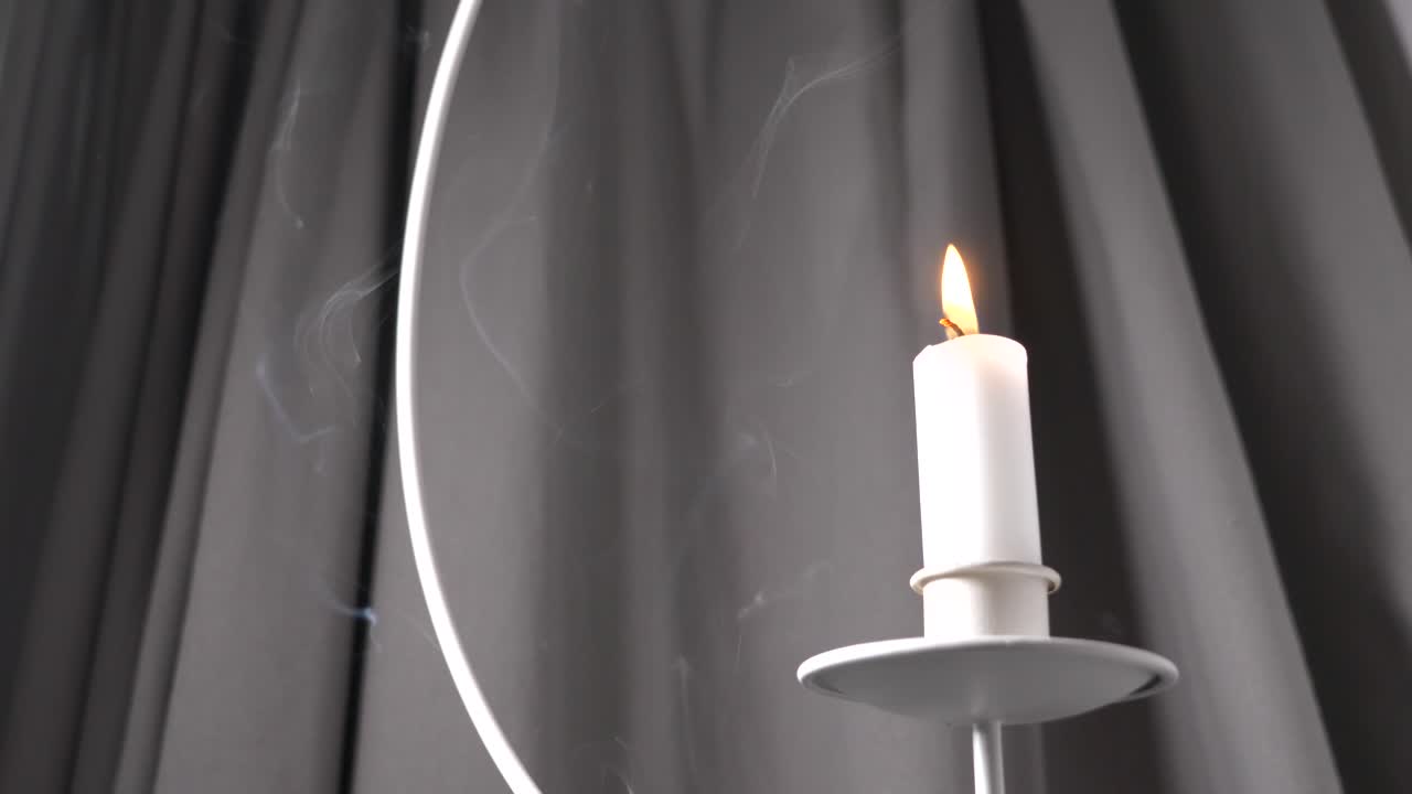 Bella candela bianca circondata dal fumo, slow motion da angolazione bassa