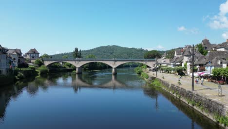 Straßenbrücke-Argentat-sur-Dordogne-Frankreich-Drohne,-Antenne