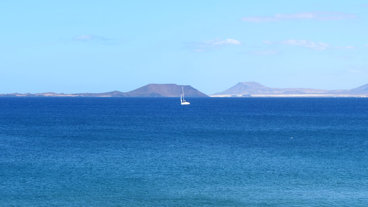 화창한 날에 요트와 함께 아름 다운 바다입니다. 공전