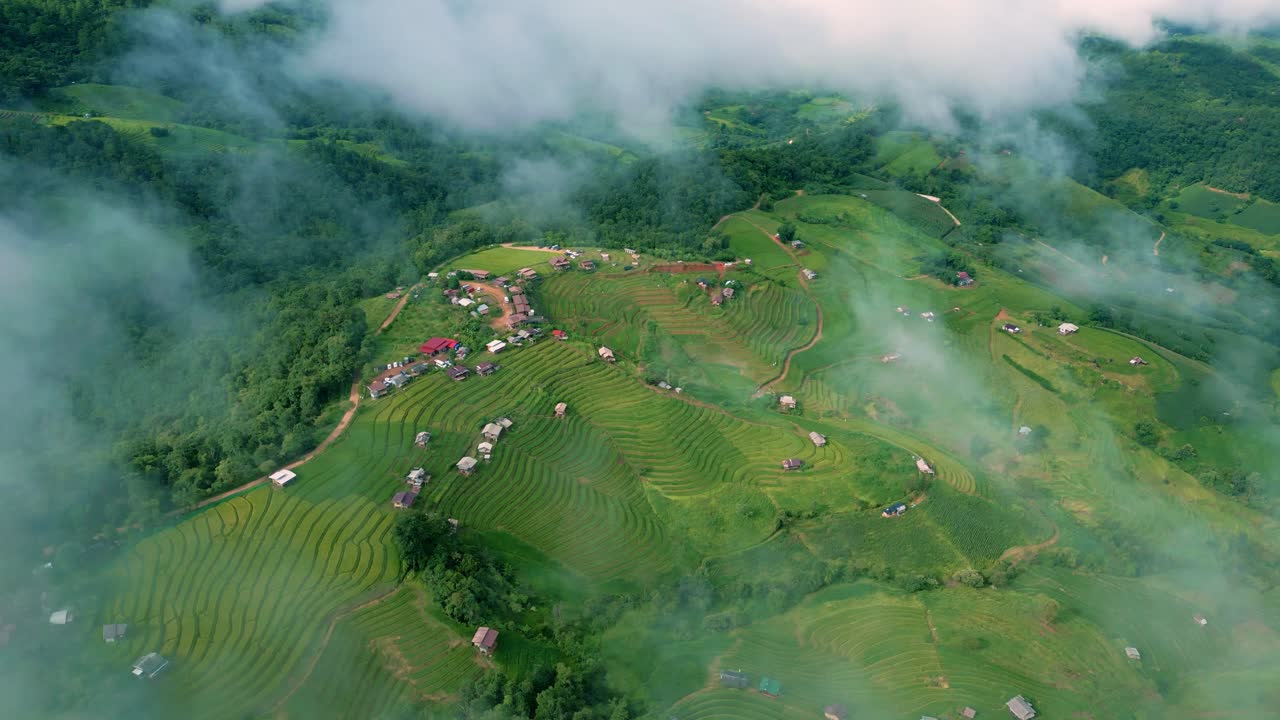 4k naturaleza cinematográfica imágenes aéreas de drones de las hermosas montañas y campos de arroz de ban pa pong piang en doi ithanon junto a chiang mai, tailandia en un día nublado