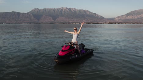 Modelo-De-Traje-De-Baño-Celebrando-En-Jet-Ski-Waverunner-En-El-Lago-Utah