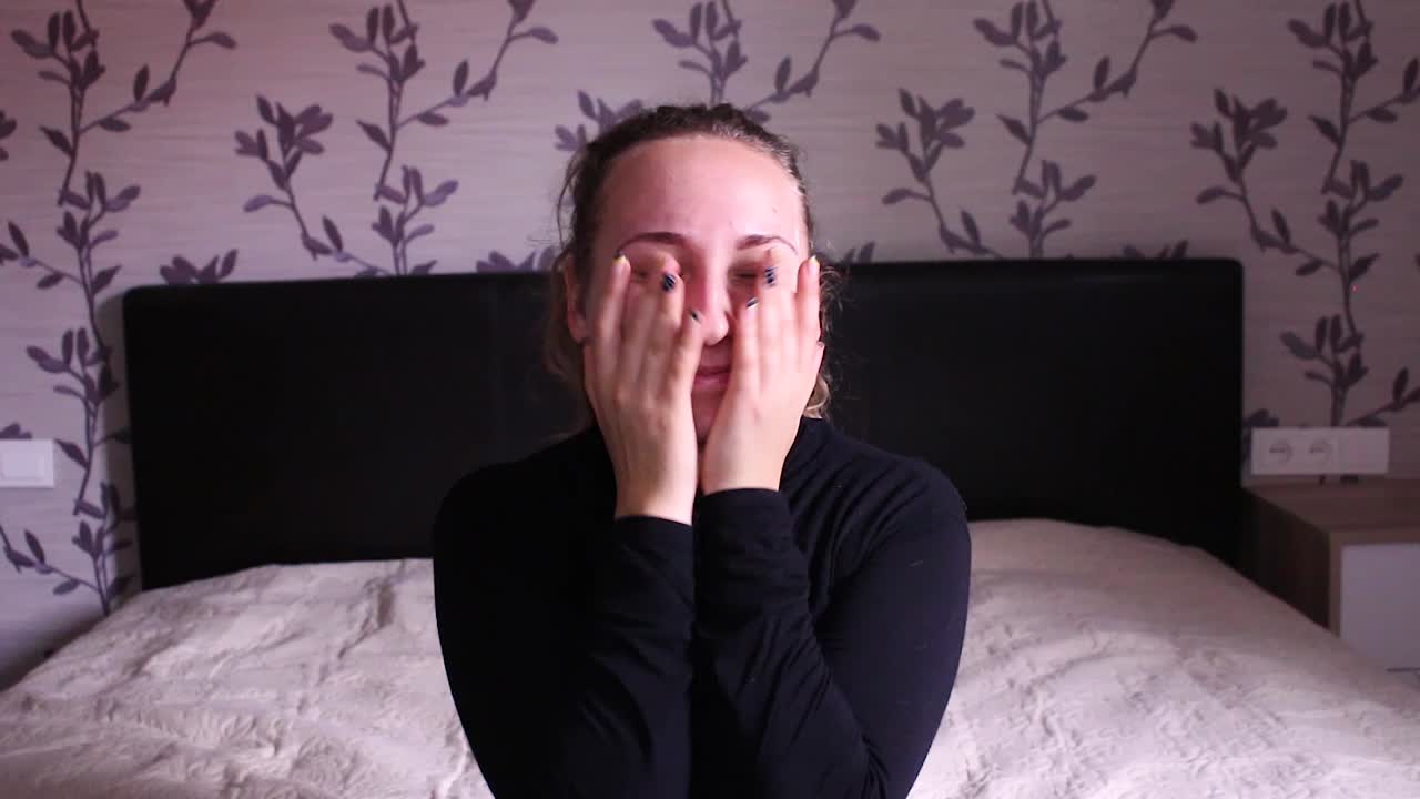 adolescente bloqueando su rostro y retrocediendo