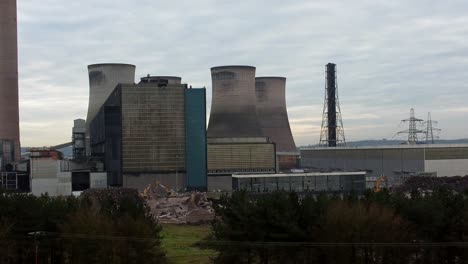 Fiddlers-Ferry-Kraftwerk-Luftaufnahme-Trümmer-Abgerissener-Betonkühltürme-Zum-Landwirtschaftlichen-Feld