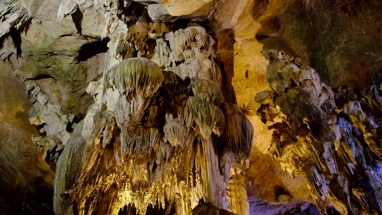 primer plano extremo de una formación rocosa en la pared dentro de la cueva