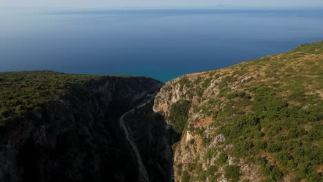 Entdecken-Sie-Hinter-Der-Felsigen-Schlucht:-Wunderschöner-Weißer-Sandstrand-Am-Ionischen-Meer-In-Gjipe,-Albanien