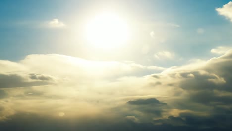 día soleado con nubes blancas