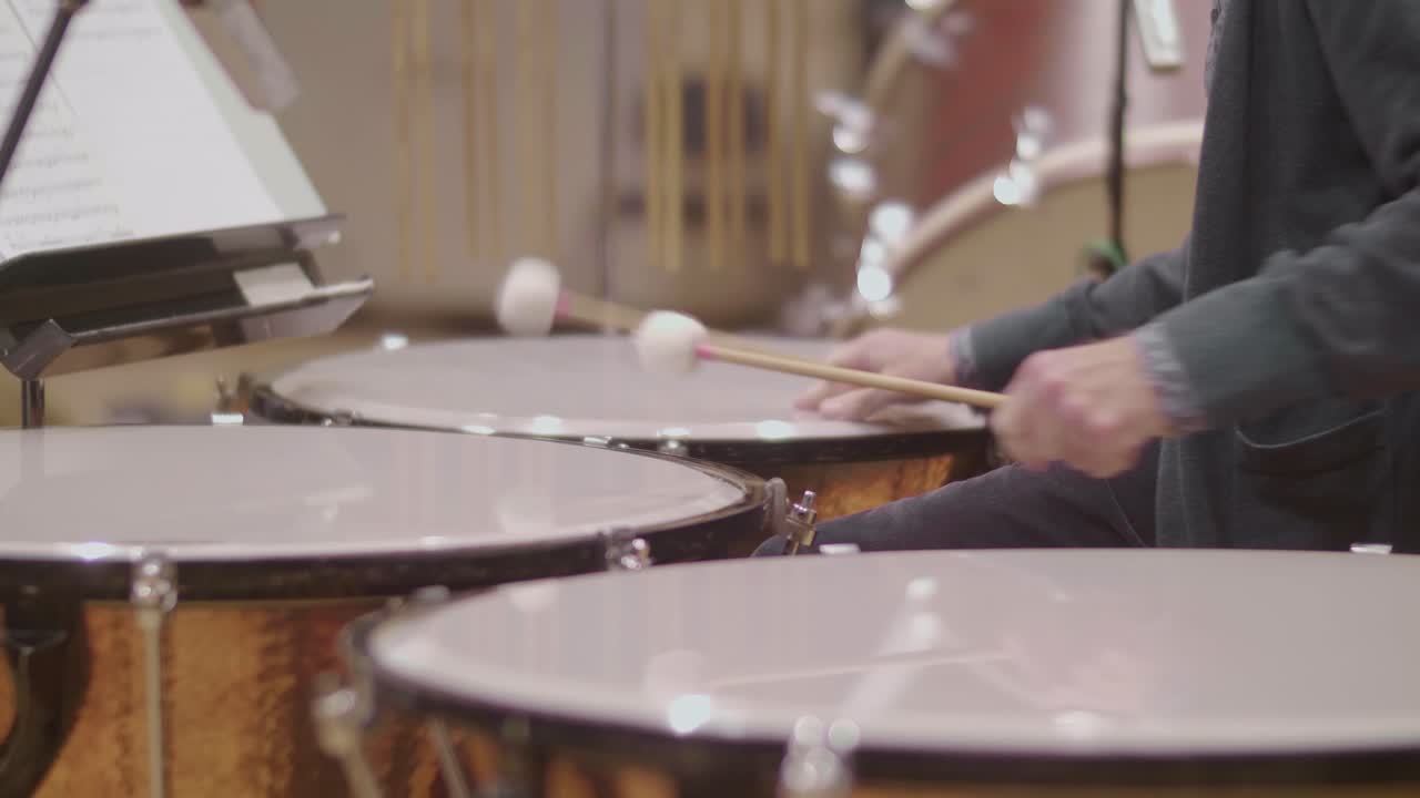 tambor de timbales en una orquesta sinfónica; instrumento de percusión