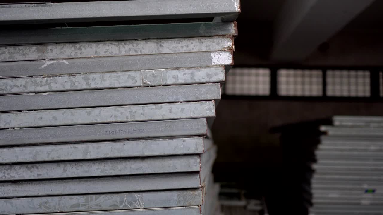 건설 현장에서 건설을 위해 끔하게 쌓인 금속 재료.