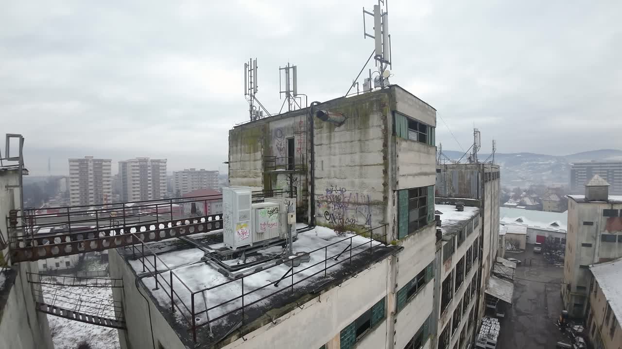 primer plano, techo de un edificio industrial abandonado, ciudad de europa del este en un día nublado y de mal humor