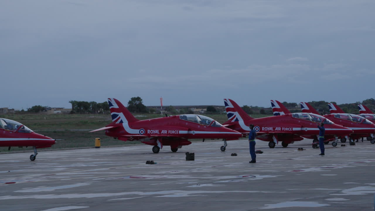 Royal Air Force Red Arrows jetfly parkeret på landingsbanen